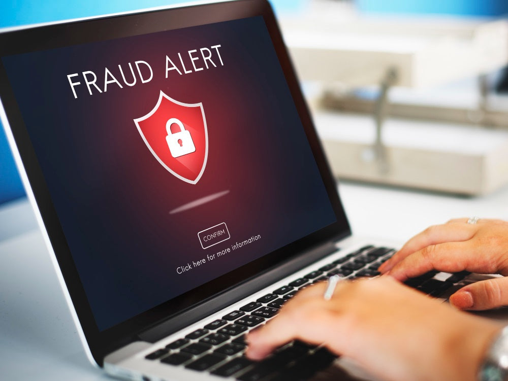Écran d'ordi avec une avertissement de fraude sur l'écran