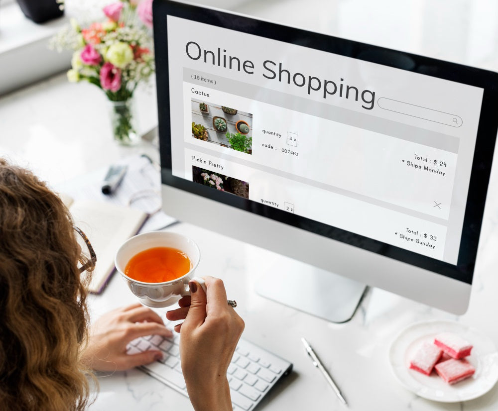 madame qui magasine en ligne sur son ordi